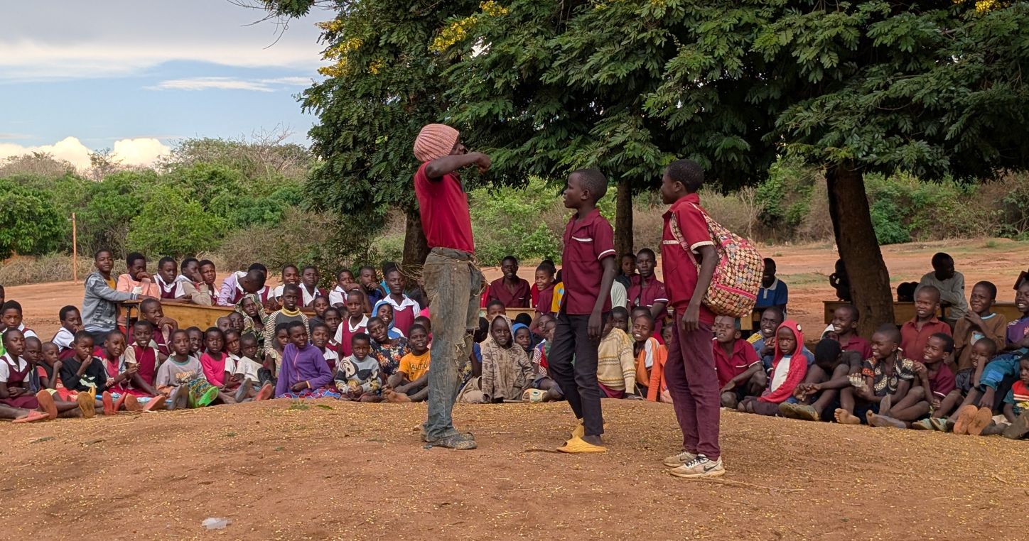 Des étudiants jouent une pièce de théâtre de rue pour sensibiliser à l'impact négatif du travail des enfants | Malawi 2024