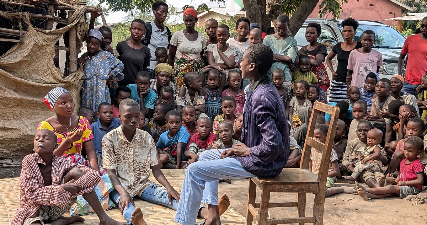 Théâtre de rue dans le cadre d'un projet syndical contre le travail des enfants au Burundi